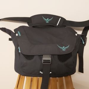 Osprey Flapjil Courier bag black and teal.